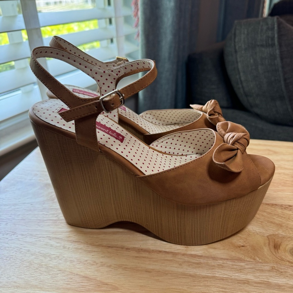 B.A.I.T Tan Suede-Like Wooden Platform Wedge with Bows - Picture 4 of 8